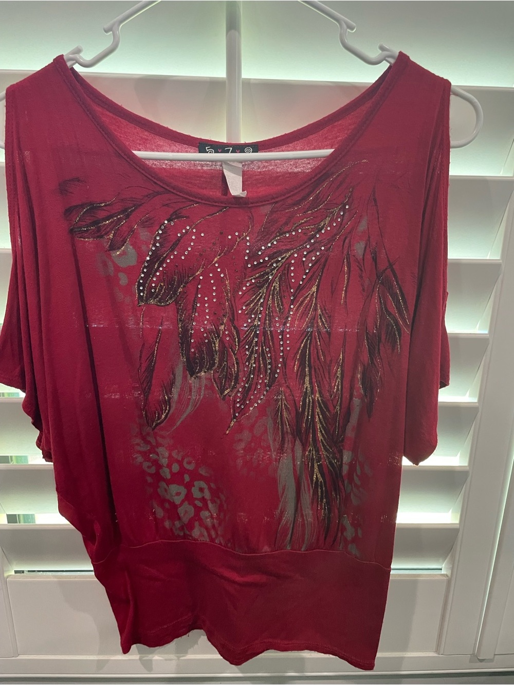 5 7 9 Women's Red Feather Print Short Sleeve Top